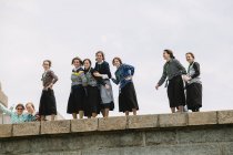 Grupo de mujeres jóvenes amish - foto de stock