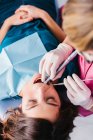 Dentista che lavora in clinica — Foto stock