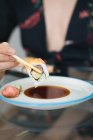 Erntefrau isst Sushi — Stockfoto