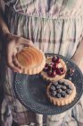 Femme tenant des gâteaux doux — Photo de stock