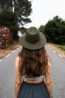 Visão traseira da mulher na estrada — Fotografia de Stock