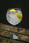Cóctel Gin tonic con limón - foto de stock