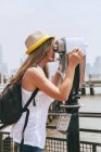 Mujer usando un binocular - foto de stock