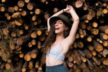 Mujer alegre en ropa de verano - foto de stock