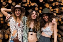 Drei schöne trendige Mädchen posieren — Stockfoto