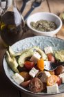 Томатный салат с сыром фета, авокадо — стоковое фото