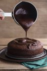 Chef gießt geschmolzene dunkle Schokolade — Stockfoto