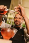Barmann bereitet Cocktail zu — Stockfoto