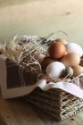 Verschiedene Arten von rohen Eiern — Stockfoto
