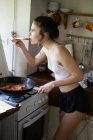 Mädchen kochen und probieren Essen — Stockfoto