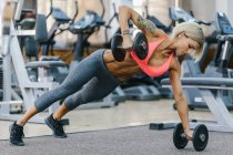 Femme travaillant dans une salle de gym — Photo de stock