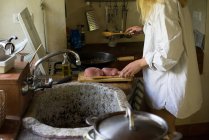 Жінка приготування м'яса — стокове фото