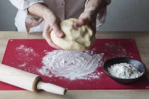 Женщина месит тесто — стоковое фото