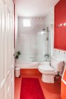 Затишний сучасна ванна кімната — стокове фото