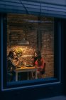 Junges Paar speist in rustikaler Wohnung — Stockfoto