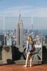 Frau blickt auf die Skyline von Manhattan — Stockfoto