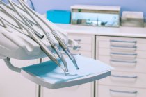 Ferramentas odontológicas no interior clínica — Fotografia de Stock