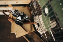 De cima tiro de câmera retro no bloco de notas e fã vintage — Fotografia de Stock