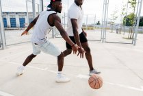 Hommes noirs jouant au basket — Photo de stock