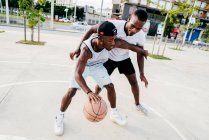 Hombres afroamericanos jugando baloncesto - foto de stock