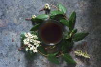 Чашка кофе в цветочном венке — стоковое фото