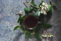 Copa de café en corona floral - foto de stock