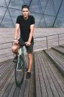 Hombre sentado en bicicleta - foto de stock