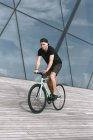 Пенсійний молодий чоловік в шапці на велосипеді — стокове фото