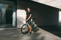 Jeune homme avec vélo — Photo de stock