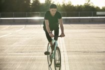 Молодий чоловік їде на велосипеді — стокове фото