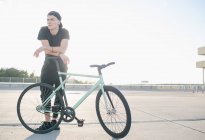 Giovane ragazzo vicino bici — Foto stock