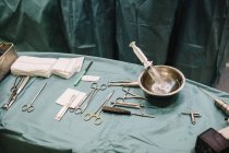 Outils chirurgicaux sur table — Photo de stock