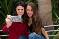 Две симпатичные девушки делают селфи — стоковое фото