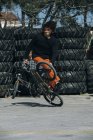 Mann reitet auf einem BMX — Stockfoto