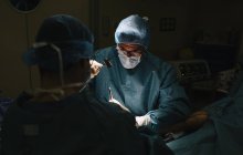 Хирурги во время операции — стоковое фото