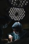 Operación de procesamiento de cirujanos - foto de stock