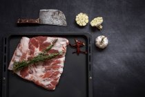 Rohe Schweinerippchen mit Kräutern und Gewürzen zum Kochen bereit — Stockfoto