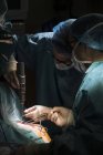 Medici che utilizzano trapano durante l'operazione — Foto stock