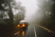 Van estacionado na beira da estrada nebulosa — Fotografia de Stock