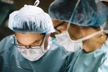 Сфокусированные хирурги во время операции — стоковое фото
