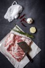 Bodegón de costillas de cerdo crudas con hierbas y especias listas para cocinar - foto de stock