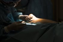 Chirurgiens faisant opération — Photo de stock