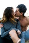 Junges Paar küsst sich sanft — Stockfoto