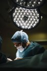 Лікар, забезпечуючи операція — стокове фото