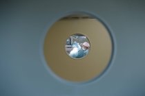 Вид на врача во время операции через окно двери — стоковое фото
