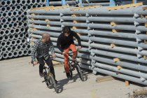 Les personnes avec les vélos BMX — Photo de stock