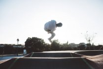 Mann springt ins Freie — Stockfoto