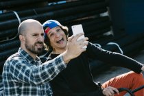 Fröhliche Menschen machen Selfie — Stockfoto