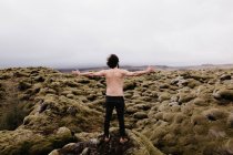 Homem sem camisa na natureza islandesa — Fotografia de Stock