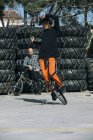 Homme chevauchant BMX — Photo de stock